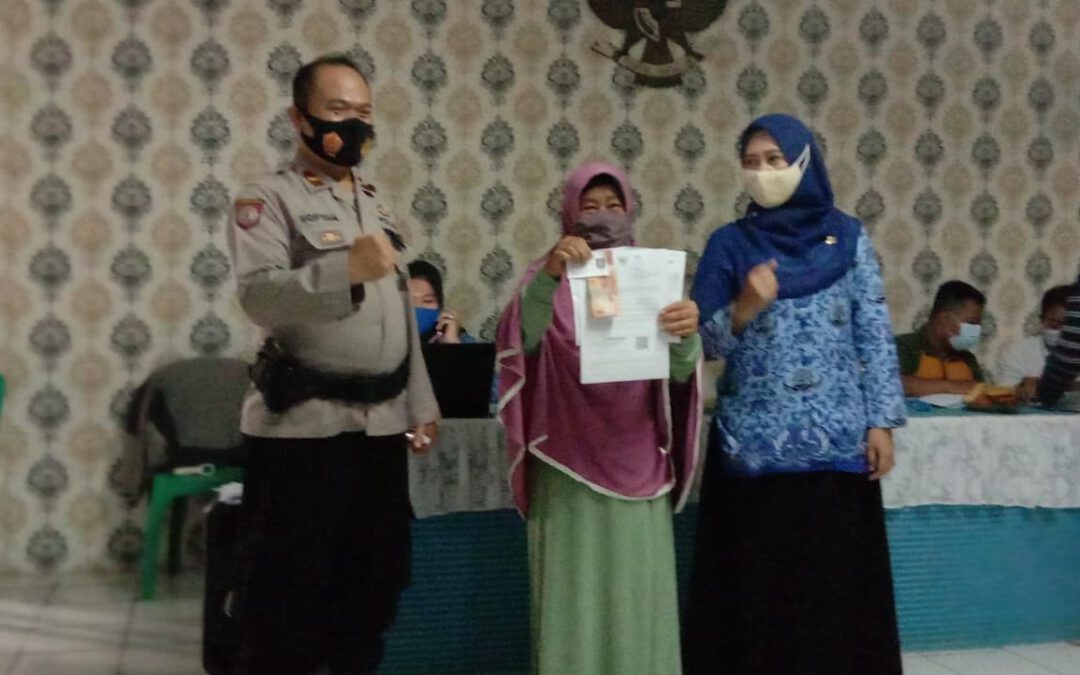 Pemdes Bagikan BST Tahap II Dari Kemensos Kepada Masyarakat Terdampak Covid 19